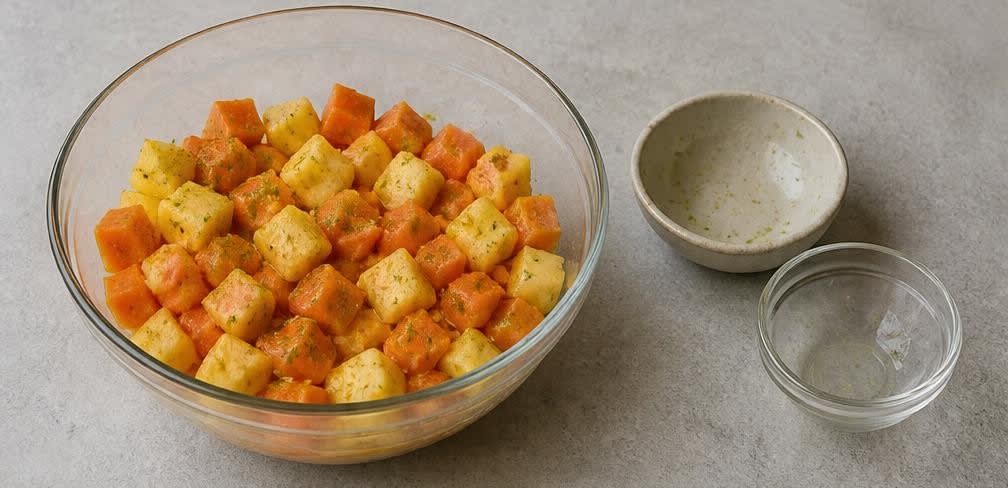 Brasilianischer Papaya-Ananas-Salat mit Kokos und Limette – Zubereitung Schritt für Schritt – Salat vermengen