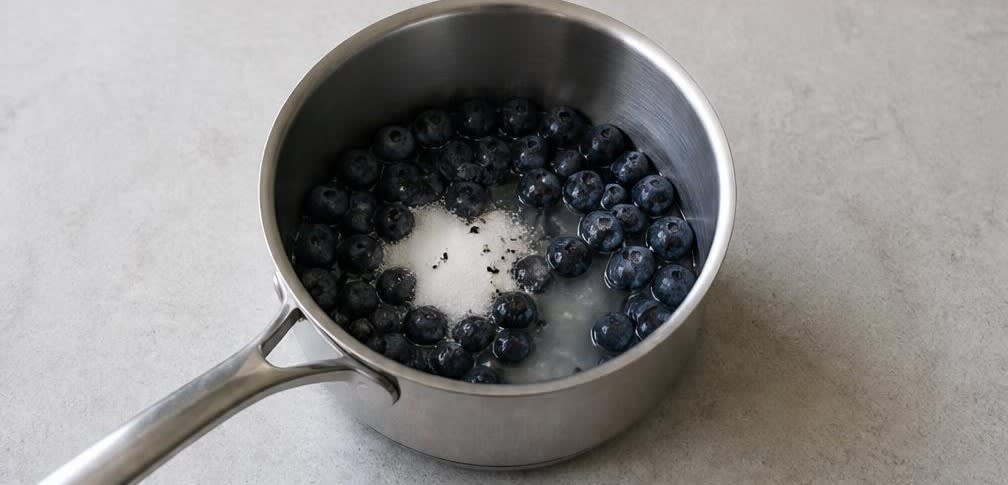 Skandinavische Blaubeer-Grütze mit gerösteten Mandeln – Zubereitung Schritt für Schritt – Blaubeeren mischen