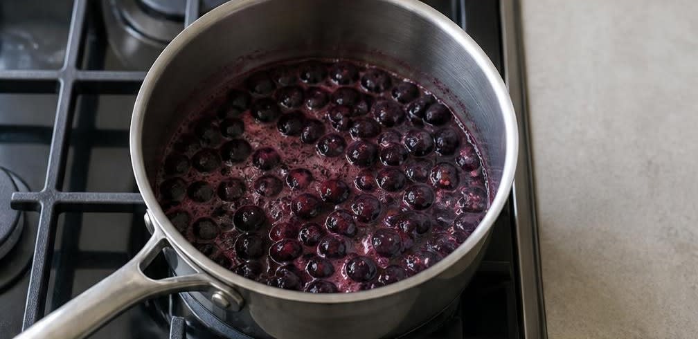 Skandinavische Blaubeer-Grütze mit gerösteten Mandeln – Zubereitung Schritt für Schritt – Grütze aufkochen