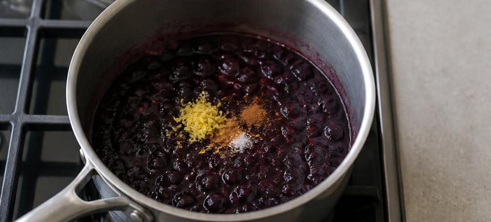 Skandinavische Blaubeer-Grütze mit gerösteten Mandeln – Zubereitung Schritt für Schritt – Grütze köcheln lassen