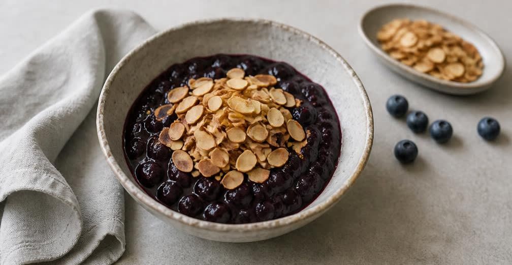 Skandinavische Blaubeer-Grütze mit gerösteten Mandeln – Zubereitung Schritt für Schritt – Anrichten