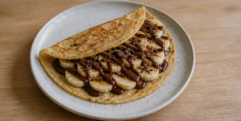 Hauchdünne Bananen-Crêpes mit dunkler Schokolade – Zubereitung Schritt für Schritt – Anrichten und servieren