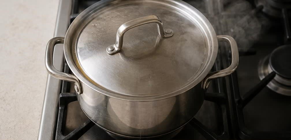 Cremiger Hirse-Pudding mit Himbeer-Kompott – Zubereitung Schritt für Schritt – Hirse köcheln lassen