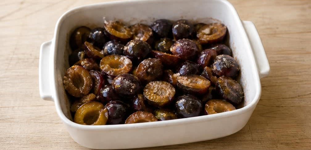 Pflaumen-Crumble mit Mandeln – Zubereitung Schritt für Schritt – Pflaumen mischen