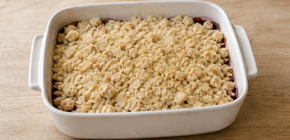 Pflaumen-Crumble mit Mandeln – Zubereitung Schritt für Schritt – Streusel verteilen