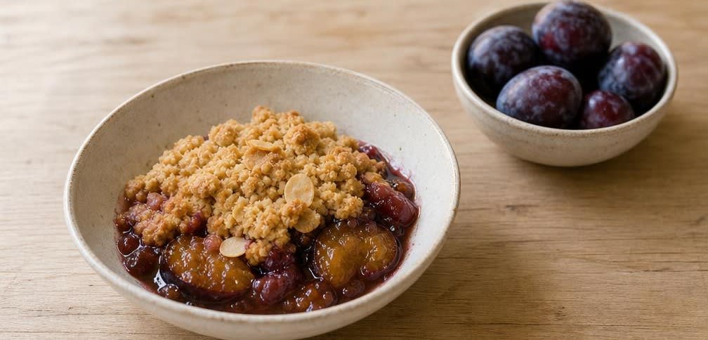 Pflaumen-Crumble mit Mandeln – Zubereitung Schritt für Schritt – Anrichten