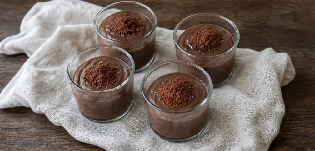 Schoko-Bananen-Pudding mit Kakaopulver – Zubereitung Schritt für Schritt – Schoko-Bananen-Pudding anrichten