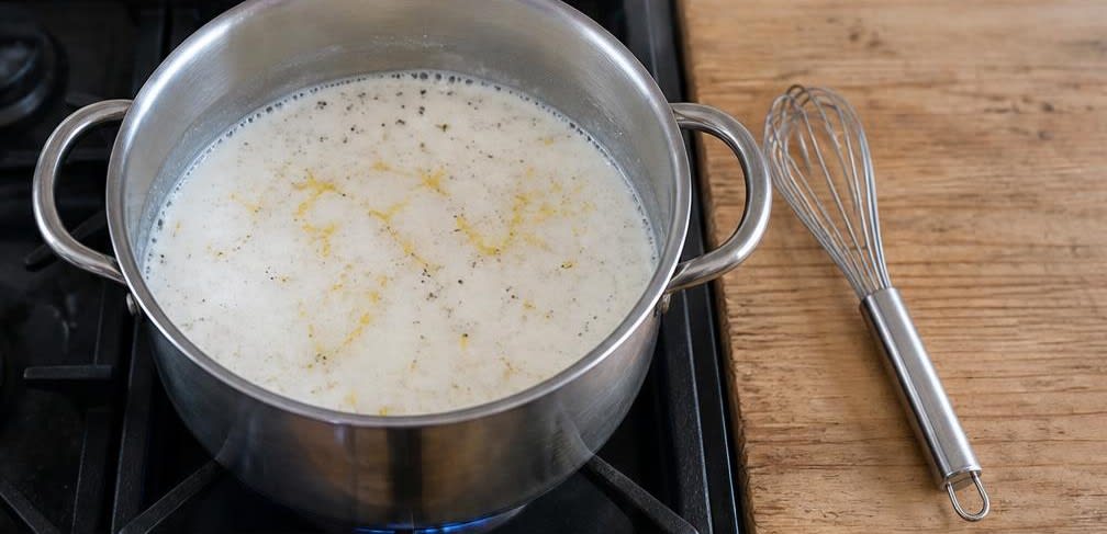 Süße Schnitte von der Mandel-Polenta – Zubereitung Schritt für Schritt – Milch aufkochen