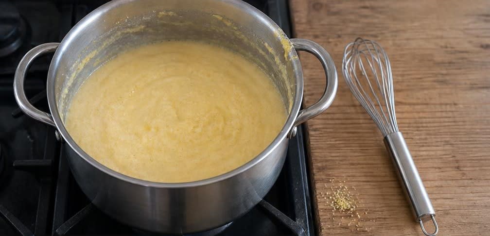 Süße Schnitte von der Mandel-Polenta – Zubereitung Schritt für Schritt – Polenta einrühren