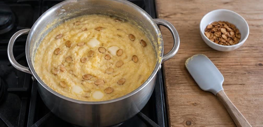 Süße Schnitte von der Mandel-Polenta – Zubereitung Schritt für Schritt – Polenta quellen lassen