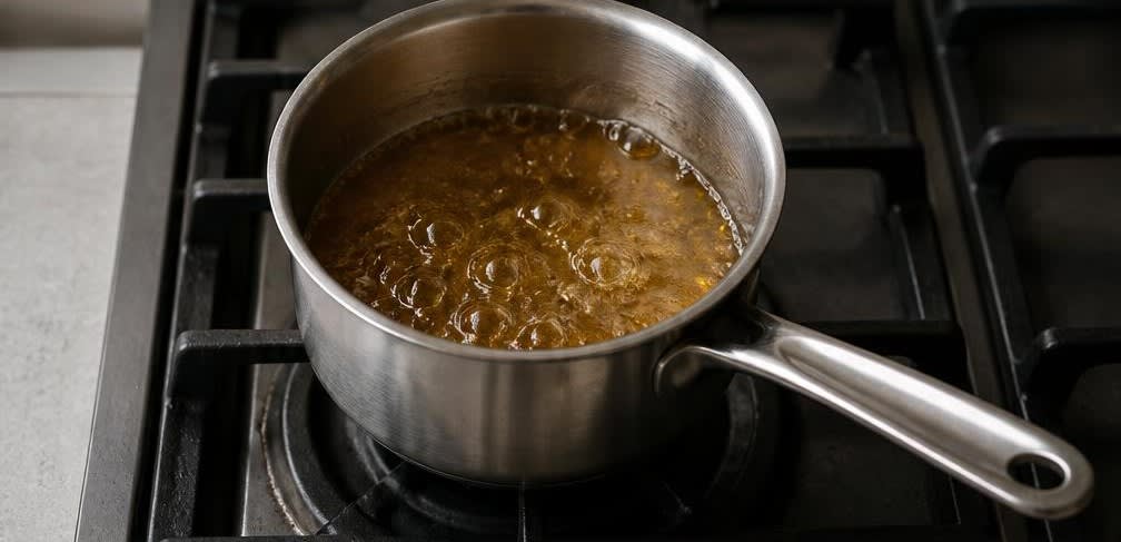 Pistazien-Halva mit Sesam und flüssigem Honig – Zubereitung Schritt für Schritt – Honig erhitzen