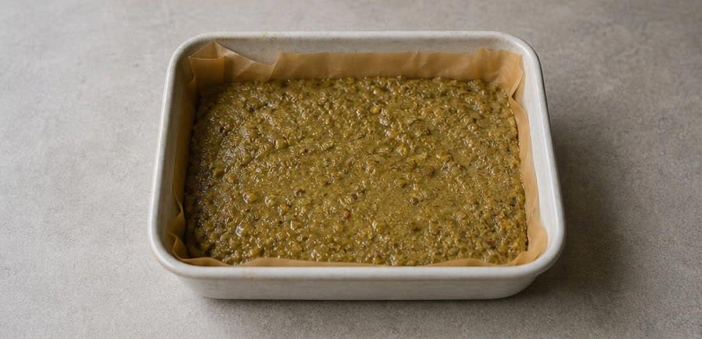 Pistazien-Halva mit Sesam und flüssigem Honig – Zubereitung Schritt für Schritt – Halva in Form pressen