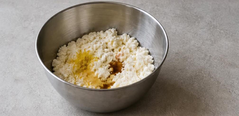 Samtige Ricotta-Creme mit dunkler Schokolade und Pistazien – Zubereitung Schritt für Schritt – Ricotta-Masse mischen