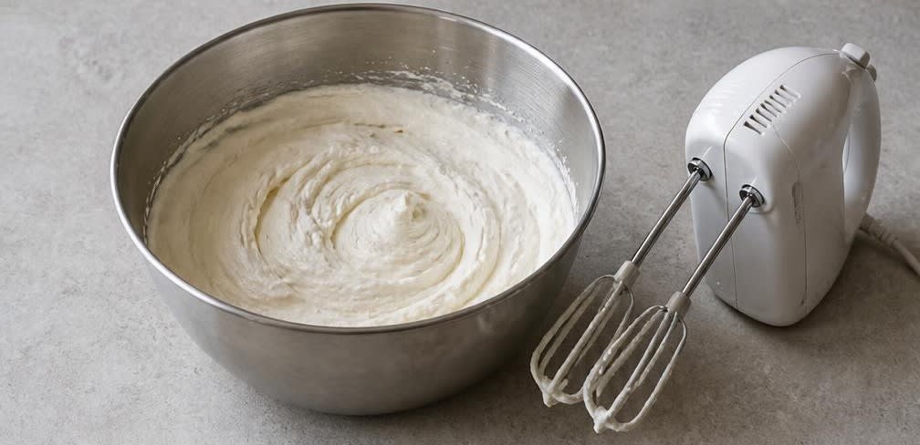 Samtige Ricotta-Creme mit dunkler Schokolade und Pistazien – Zubereitung Schritt für Schritt – Ricotta-Creme aufschlagen