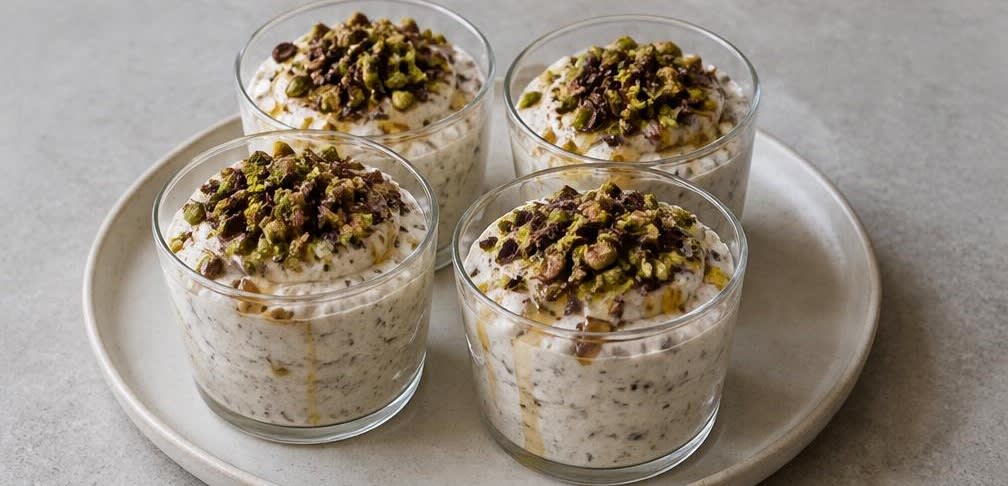 Samtige Ricotta-Creme mit dunkler Schokolade und Pistazien – Zubereitung Schritt für Schritt – Anrichten