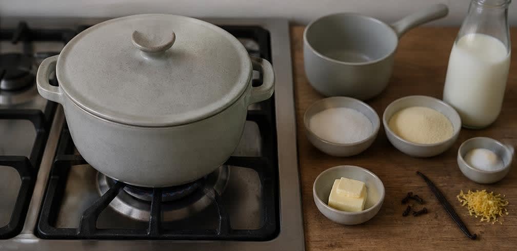 Klassischer Zwetschkenröster mit cremigem Grießbrei – Zubereitung Schritt für Schritt – Zwetschkenröster erwärmen