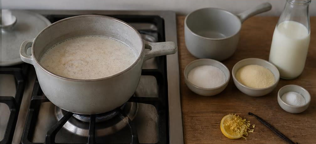 Klassischer Zwetschkenröster mit cremigem Grießbrei – Zubereitung Schritt für Schritt – Milch für Grießbrei aufkochen