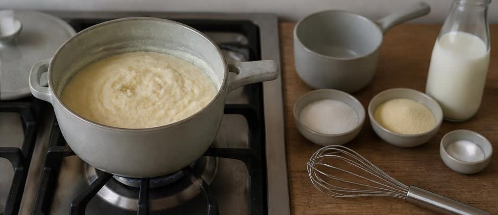 Klassischer Zwetschkenröster mit cremigem Grießbrei – Zubereitung Schritt für Schritt – Grieß einrühren