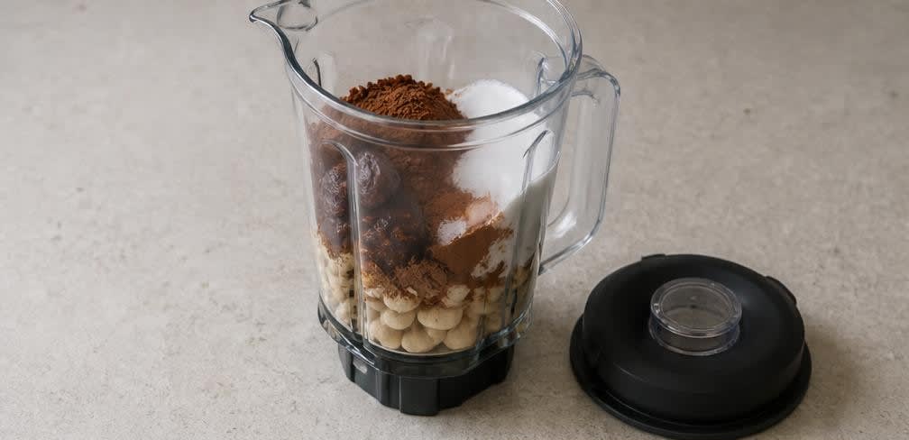 Samtige Cashew-Schoko-Creme mit Medjool-Datteln – Zubereitung Schritt für Schritt – Creme-Zutaten mixen