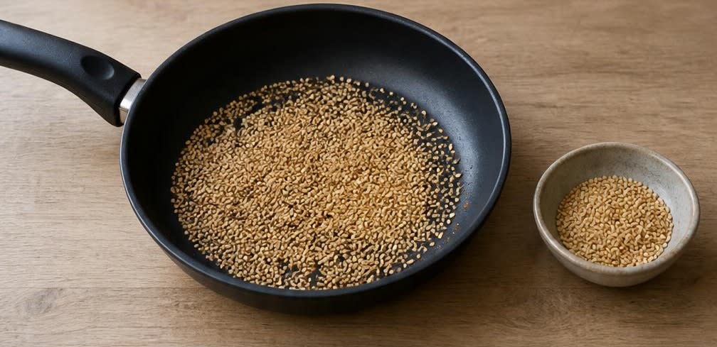 Karamellisierte gebackene Banane mit Sesam und Honig – Zubereitung Schritt für Schritt – Sesam rösten