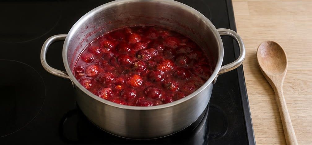 Klassische skandinavische Rote Grütze mit Vanillesoße – Zubereitung Schritt für Schritt – Rote Grütze köcheln lassen