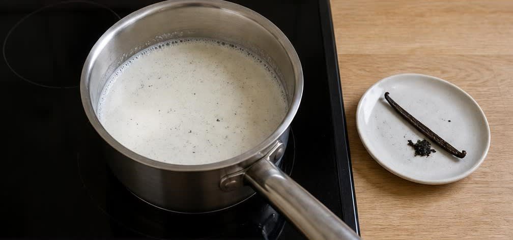 Klassische skandinavische Rote Grütze mit Vanillesoße – Zubereitung Schritt für Schritt – Vanillemilch erwärmen