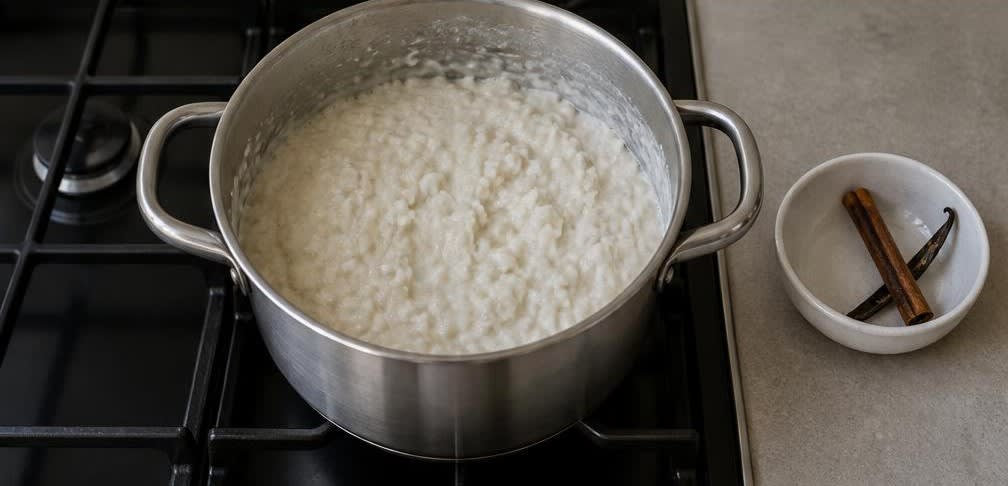 Cremiger Brasilianischer Kokos-Milchreis mit Ananas – Zubereitung Schritt für Schritt – Zucker einrühren