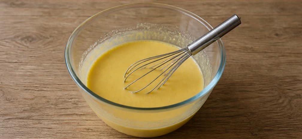Crema Catalana mit Zitrone und feiner Zimtnote – Zubereitung Schritt für Schritt – Eigelbmischung herstellen