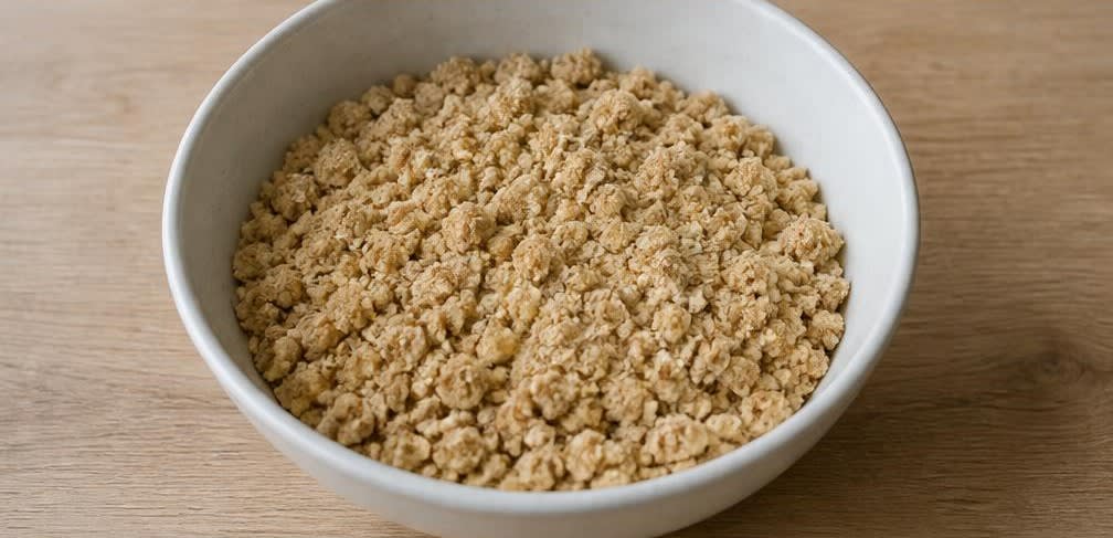 Klassischer britischer Apfel-Crumble mit knusprigen Haferflocken – Zubereitung Schritt für Schritt – Streusel herstellen