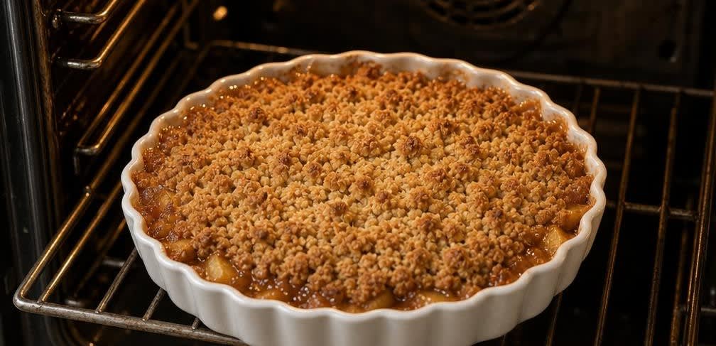 Klassischer britischer Apfel-Crumble mit knusprigen Haferflocken – Zubereitung Schritt für Schritt – Im Ofen backen