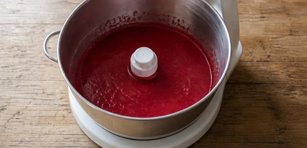 Klassisches Himbeer-Sorbet mit Limette – Zubereitung Schritt für Schritt – Fruchtpüree herstellen