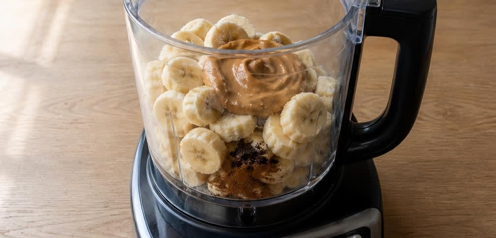 Cremiges Erdnussbutter-Bananen-Eis ohne Sahne – Zubereitung Schritt für Schritt – Zutaten mixen