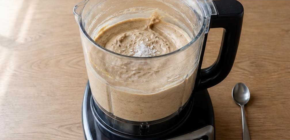 Cremiges Erdnussbutter-Bananen-Eis ohne Sahne – Zubereitung Schritt für Schritt – Salz unterrühren