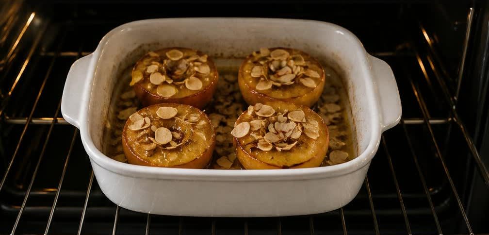 Gebackener persischer Pfirsich mit Honig, Kardamom und Mandeln – Zubereitung Schritt für Schritt – Im Ofen backen