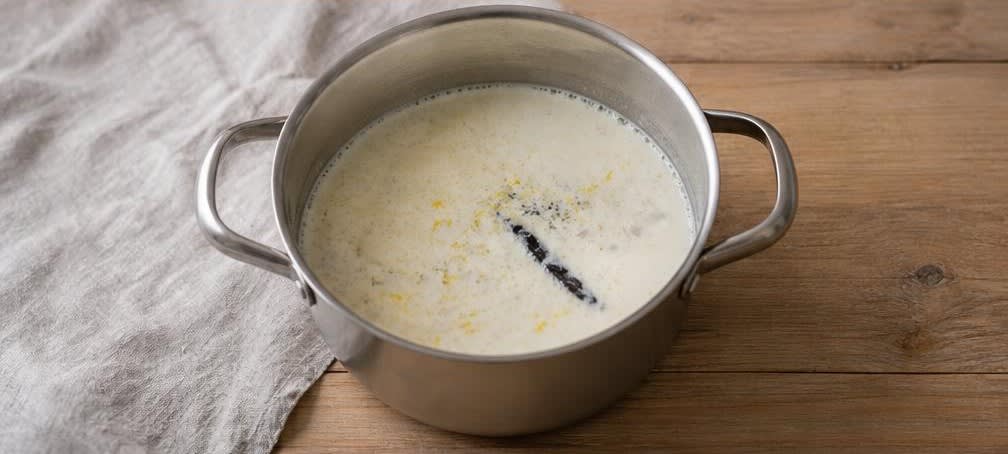 Klassischer österreichischer Grießpudding mit warmem Himbeerkompott – Zubereitung Schritt für Schritt – Grießmilch erwärmen