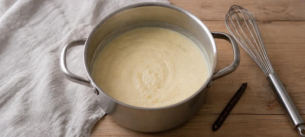 Klassischer österreichischer Grießpudding mit warmem Himbeerkompott – Zubereitung Schritt für Schritt – Grieß einrühren
