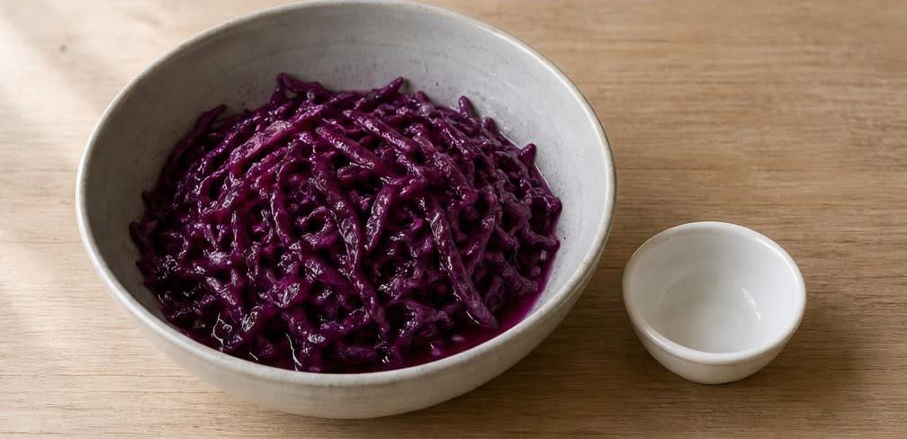 Osteuropäischer Rotkohl-Salat mit Apfel und Walnüssen – Zubereitung Schritt für Schritt – Rotkohl kneten