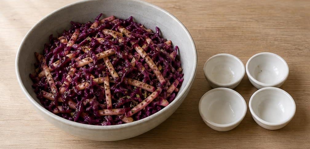 Osteuropäischer Rotkohl-Salat mit Apfel und Walnüssen – Zubereitung Schritt für Schritt – Salat mischen