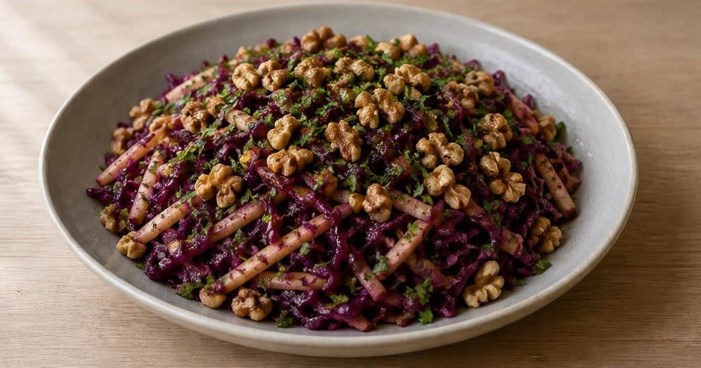 Osteuropäischer Rotkohl-Salat mit Apfel und Walnüssen – Zubereitung Schritt für Schritt – Anrichten