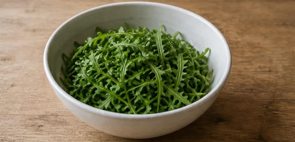 Knackiger Rucola-Salat mit Parmesan und Sonnenblumenkernen – Zubereitung Schritt für Schritt – Rucola vorbereiten