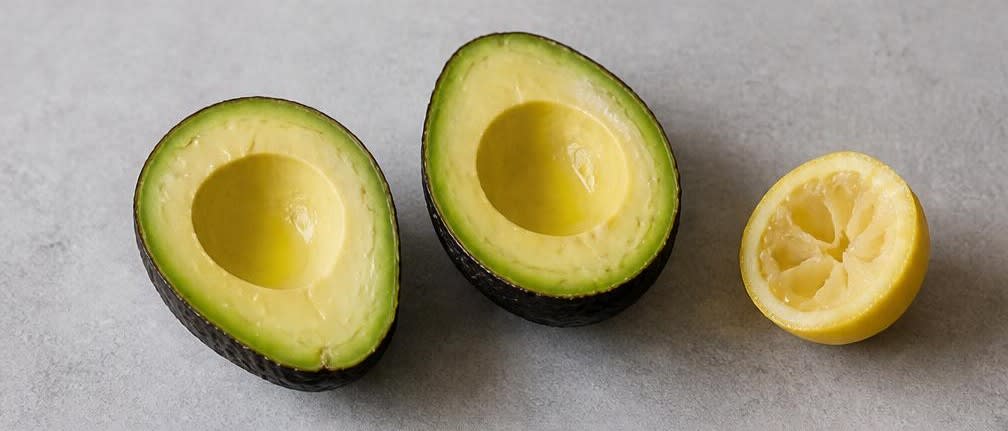 Avocado-Schiffchen mit würzigen Garnelen – Zubereitung Schritt für Schritt – Avocados beträufeln