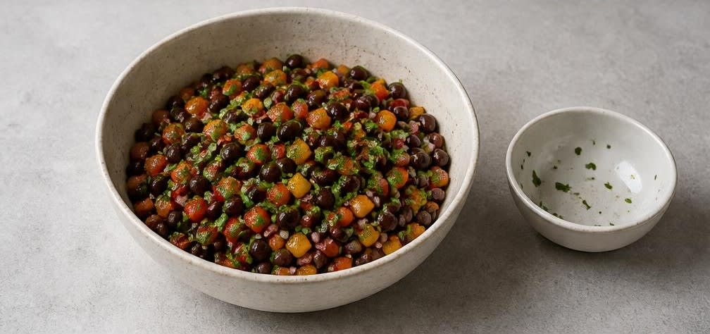 Mexikanischer Bohnensalat mit Paprika und Zitronen-Dressing – Zubereitung Schritt für Schritt – Koriander unterheben