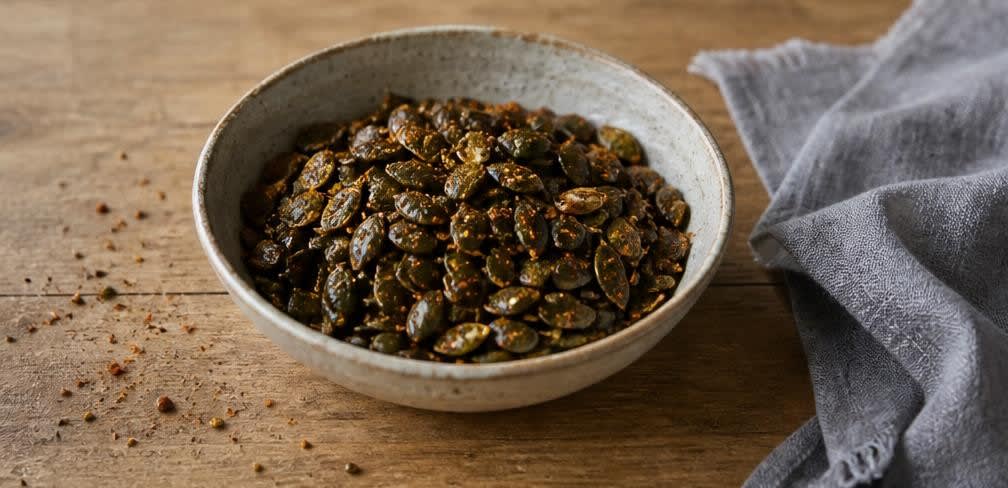 Knusprig geröstete steirische Kürbiskerne mit Olivenöl – Zubereitung Schritt für Schritt – Anrichten