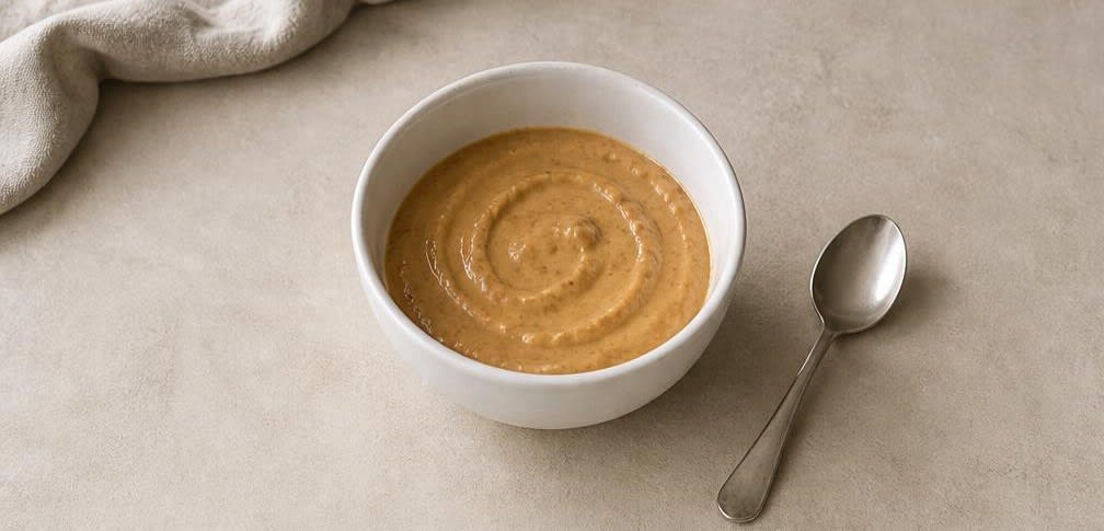Gefüllte Medjool-Datteln mit Erdnussbutter und Meersalz – Zubereitung Schritt für Schritt – Erdnussbutter würzen