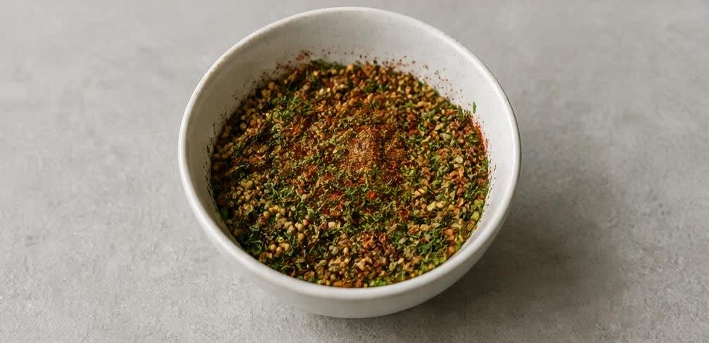 Würzige Gouda-Würfel mit Gewürzgurke – Zubereitung Schritt für Schritt – Gewürzmischung herstellen