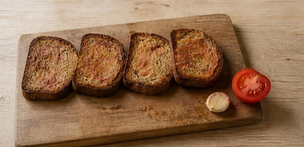 Sardinen auf geröstetem Roggenbrot mit Kapern und Zitrone – Zubereitung Schritt für Schritt – Brot reiben