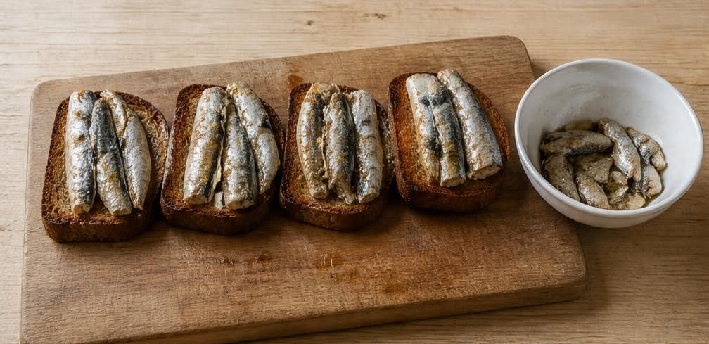 Sardinen auf geröstetem Roggenbrot mit Kapern und Zitrone – Zubereitung Schritt für Schritt – Sardinen auflegen