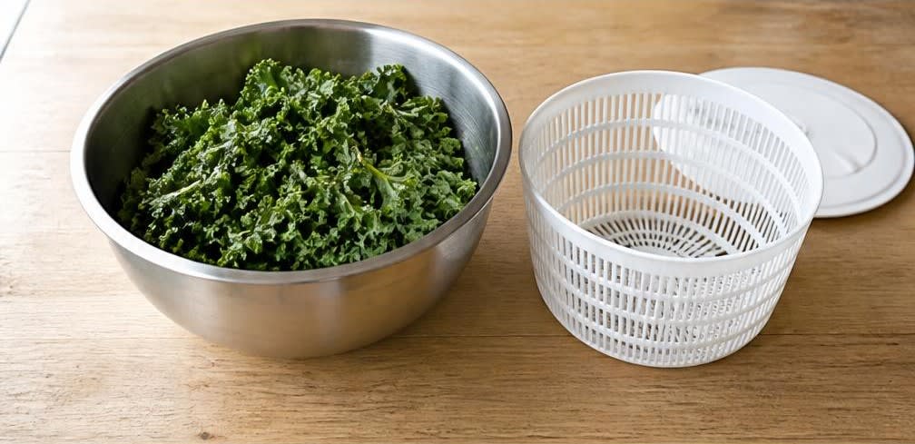 Knusprige Ofen-Grünkohl-Chips mit Sesam – Zubereitung Schritt für Schritt – Grünkohl vorbereiten