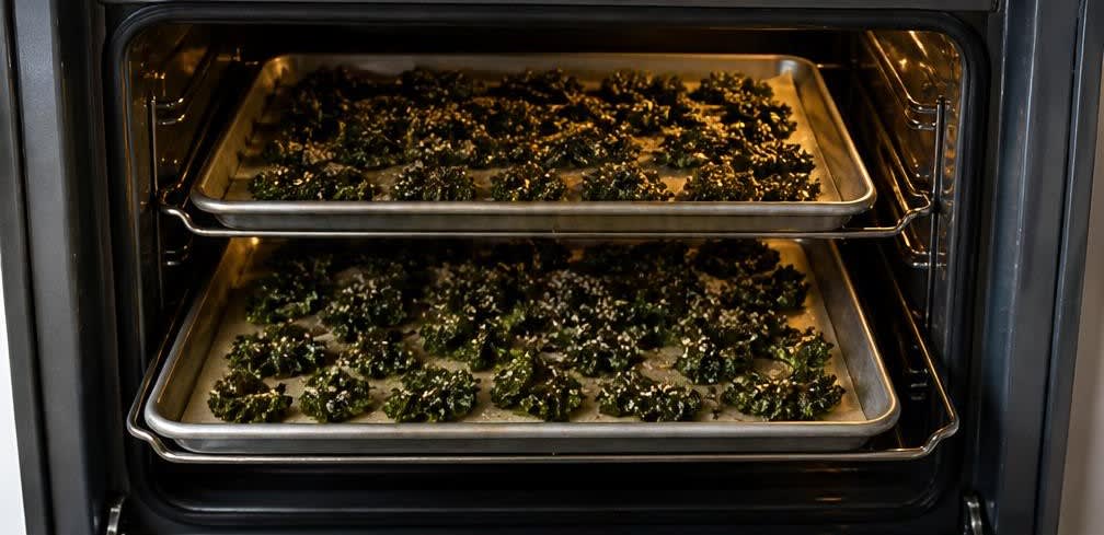 Knusprige Ofen-Grünkohl-Chips mit Sesam – Zubereitung Schritt für Schritt – Im Ofen backen