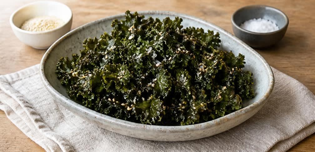 Knusprige Ofen-Grünkohl-Chips mit Sesam – Zubereitung Schritt für Schritt – Anrichten